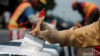 Pengecatan ulang median jalan pun diharapkan dapat memberikan rasa aman dan membantu para pengguna jalan saat berkendara di ruas Jalan Raya Parung.