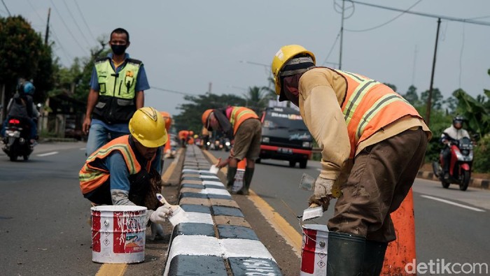 Cegah Kecelakaan, Median Jalan di Parung Dicat Ulang Sejumlah pekerja mengecat ulang median jalan di kawasan Parung, Bogor. Pengecatan dilakukan guna mengantisipasi terjadinya kecelakaan di kawasan tersebut.