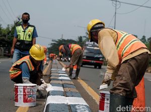 Cegah Kecelakaan, Median Jalan di Parung Dicat Ulang