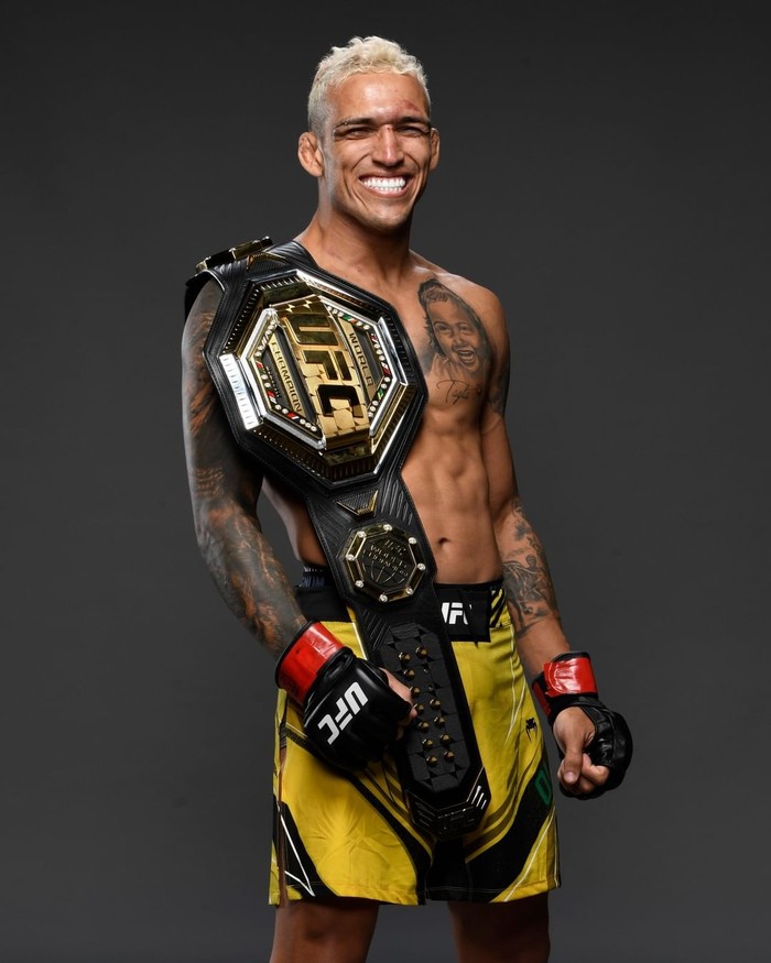Cerita Juara UFC Charles Oliveira Dulu Naik Motor Bebek, Sekarang