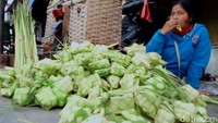 Pedagang dan pembuat ketupat di Kabupaten Klaten pun mengeluhkan sepinya penjualan tahun kedua pandemi COVID-19.  