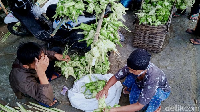 Curahan Hati Pedagang Ketupat di Klaten yang Terdampak Pandemi Momen Hari Raya Idul Fitri tahun ini masih dibayangi pandemi COVID-19. Para pedagang ketupat di Klaten pun keluhkan sepinya penjualan karena terdampak pandemi.