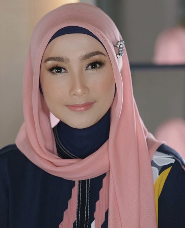Hijab andalan Desy Ratnasari adalah bahan paris. Seperti dalam foto ini Desy tampil dengan hijab paris dan memakai inner ninja. Ia memakai bros cantik di atas telinga bagian kanan. Dessy juga terlihat flawless dengan makeup bernuansa peach look. Foto: Dok. Instagram @vivithalib.