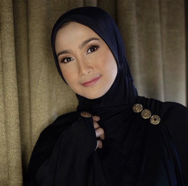 Hj. Desy Ratnasari, S.Psi., M.Si., M.Psi lahir di Sukabumi, Jawa Barat, 12 Desember 1973. Ia dikenal sebagai seorang model, pembawa acara, aktris, penyanyi dan politikus keturunan Sunda, Jawa Barat. Ia memulai kariernya dari dunia modeling dengan meraih juara kedua pada pemilihan GADIS Sampul 1988. Foto: Dok. Instagram @vivithalib.