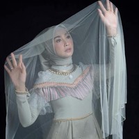 Saat menjadi cover untuk majalah, Desy Ratnasari memakai busana dan hijab serba hijau mint. Ia tampil dengan gaya hijab andalannya segi empat dan dililit rapi ke belakang. Ia cantik dengan makeup yang natural hasil riasan MUA Vivi Thalib.  Foto: Dok. Instagram @vivithalib.