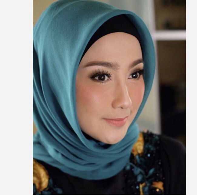Dalam penampilannya sehari-hari, Desy Ratnasari kerap tampil dengan makeup natural dan simpel. Wajahnya tetap memesona dan awet muda di usia 47 tahun. Foto: Dok. Instagram @vivithalib.