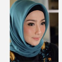 Dalam penampilannya sehari-hari, Desy Ratnasari kerap tampil dengan makeup natural dan simpel. Wajahnya tetap memesona dan awet muda di usia 47 tahun. Foto: Dok. Instagram @vivithalib.