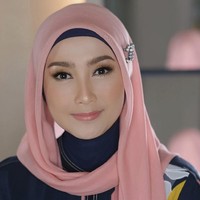 Hijab andalan Desy Ratnasari adalah bahan paris. Seperti dalam foto ini Desy tampil dengan hijab paris dan memakai inner ninja. Ia memakai bros cantik di atas telinga bagian kanan. Dessy juga terlihat flawless dengan makeup bernuansa peach look. Foto: Dok. Instagram @vivithalib.