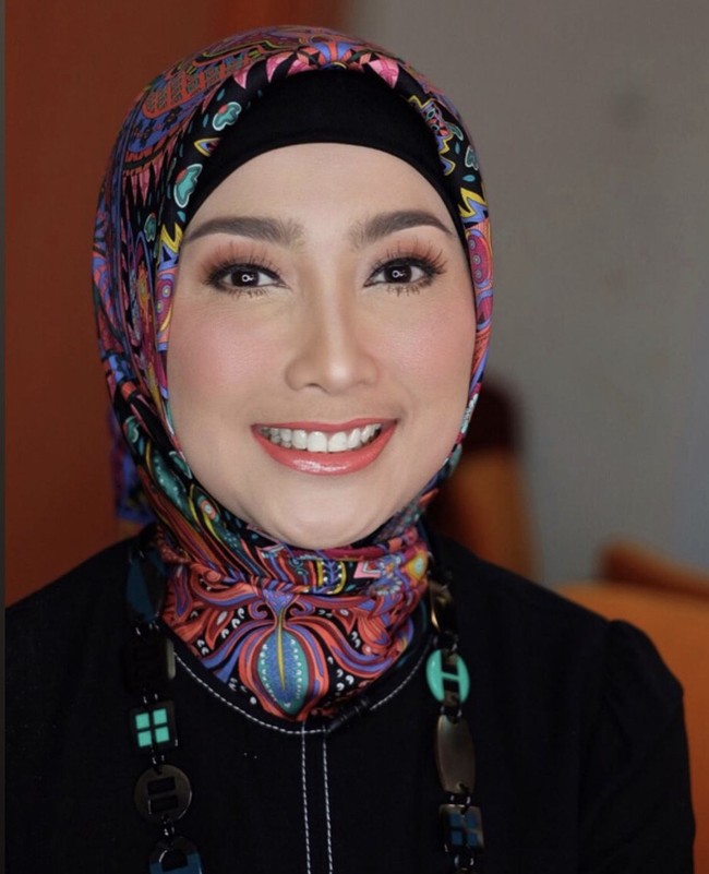 Pelantun Tenda Biru itu juga tampil elegan ketika memakai hijab motif. Desy melilit rapi ke belakang hijab motif abstrak dan memakai inner hitam. Gaya ini bisa kamu aplikasikan jika ingin datang ke acara formal. Foto: Dok. Instagram @vivithalib.