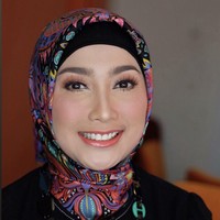 Pelantun Tenda Biru itu juga tampil elegan ketika memakai hijab motif. Desy melilit rapi ke belakang hijab motif abstrak dan memakai inner hitam. Gaya ini bisa kamu aplikasikan jika ingin datang ke acara formal. Foto: Dok. Instagram @vivithalib.