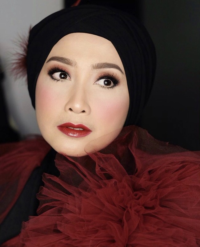 Saat menjadi juri di ajang pencarian bakat, Desy Ratnasari tampil glamour namun tetap sesuai dengan kepribadiannya yang sederhana dan simpel. Hijab hitam dibentuk model turban.  Foto: Dok. Instagram @vivithalib.