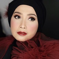 Saat menjadi juri di ajang pencarian bakat, Desy Ratnasari tampil glamour namun tetap sesuai dengan kepribadiannya yang sederhana dan simpel. Hijab hitam dibentuk model turban.  Foto: Dok. Instagram @vivithalib.