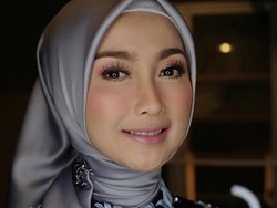 10 Gaya Hijab Desy Ratnasari yang Cantiknya Awet