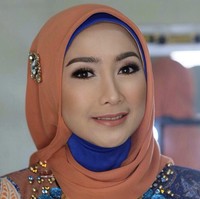 Sebelum aktif di dunia politik, Desy Ratnasari tidak mempunyai akun media sosial resmi. Namun kini Desy aktif melalui akun Instagram @desyratnasariterdepan dengan pengikut lebih dari 19 ribu. Ia kerap mengunggah aktivitasnya sebagai wakil rakyat. Akun fans Desy pun juga ikut membagikan sederet foto tentang Desy @desyratnasarifans yang mempunyai lebih dari 338 ribu pengikut. Foto: Dok. Instagram @vivithalib.