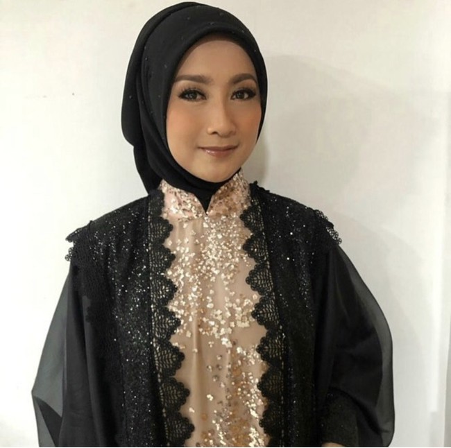 Desy Ratnasari juga berkarier sebagai dosen Fakultas Psikologi di Universitas Atmajaya Jakarta dan tengah melanjutkan program Doktoral Psikologi di Universitas Indonesia. Pada foto ini Desy tampil simpel dengan mengenakan hijab dan abaya serba hitam. Hijab segi empat dililit kebelakang dengan satu jarum pentul yang berada di bawah dagu.  Foto: Dok. Instagram @vivithalib.