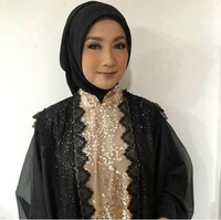 Desy Ratnasari juga berkarier sebagai dosen Fakultas Psikologi di Universitas Atmajaya Jakarta dan tengah melanjutkan program Doktoral Psikologi di Universitas Indonesia. Pada foto ini Desy tampil simpel dengan mengenakan hijab dan abaya serba hitam. Hijab segi empat dililit kebelakang dengan satu jarum pentul yang berada di bawah dagu.  Foto: Dok. Instagram @vivithalib.
