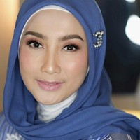 Selain hijab bahan paris, Desy Ratnasari juga memilih hijab segi empat bahan voal. Ia memadukan inner ninja putih dengan hijab warna biru. Dan memakai bros di atas telinga bagian kanan. Gaya hijab tanpa menggunakan jarum pentul ini cocok buat kamu yang ingin ke acara pernikahan. Foto: Dok. Instagram @vivithalib.
