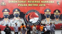 Dari penangkapan Raffi, polisi turut menciduk RW dan AK. Keduanya diketahui sebagai pengedar narkoba yang menjual barang haram tersebut kepada Raffi Zimah. Dari RW dan AK, petugas turut menyita sabu. Dari keduanya, polisi menyita 0,2 dan 2 gram sabu.