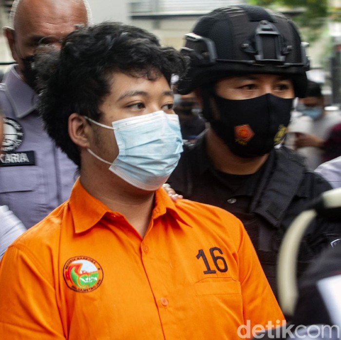 Raffi Zimah (27) tertunduk malu usai ditangkap polisi terkait penyalahgunaan narkoba. Anak pedangdut Rita Sugiarto itu pun menyampaikan penyesalannya.