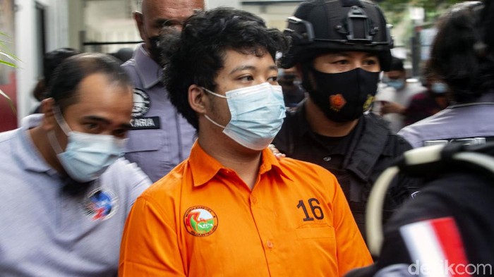 Raffi Zimah (27) tertunduk malu usai ditangkap polisi terkait penyalahgunaan narkoba. Anak pedangdut Rita Sugiarto itu pun menyampaikan penyesalannya.