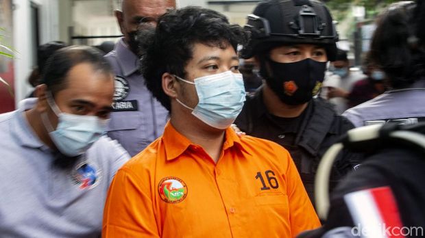 Raffi Zimah (27) tertunduk malu usai ditangkap polisi terkait penyalahgunaan narkoba. Anak pedangdut Rita Sugiarto itu pun menyampaikan penyesalannya.