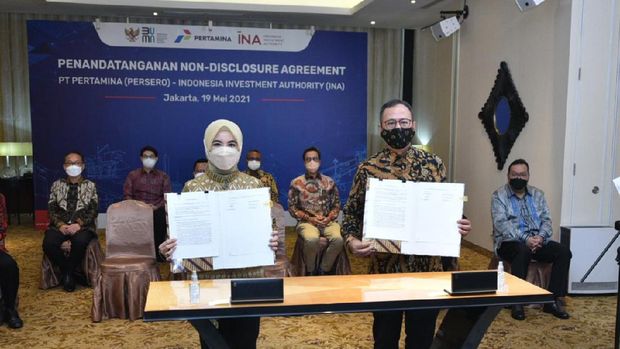 Direktur Utama Pertamina Nicke Widyawati dan Ketua Dewan Direksi Indonesia Investment Authority Ridha Wirakusumah melakukan Penandatanganan Non-Disclosure Agreement PT Pertamina Persero - Indonesia Invesment Authority (INA), pada Rabu (16/5) di Kantor Pusat Pertamina.