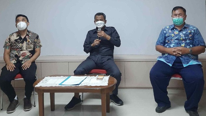 Sebanyak 60 sekolah di Surabaya bekerja sama melalui program sister school, dalam berbagai bidang sesuai keunggulan dan kebutuhan sekolah. Terdiri dari 37 SD dan 23 SMP.
