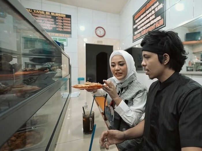 Romantisnya Aurel Hermansyah saat Bikin Masakan untuk Atta Halilintar