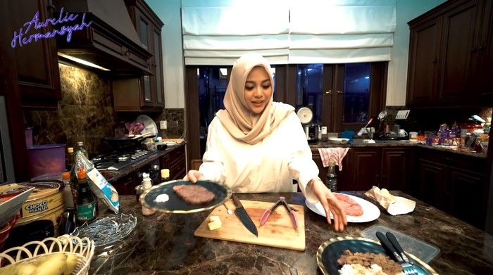 Romantisnya Aurel Hermansyah saat Bikin Masakan untuk Atta Halilintar