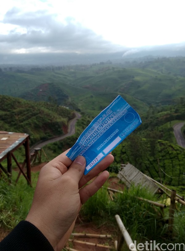 Tiket masuknya hanya Rp 10.000 per orang yang dibayarkan di loket, tidak jauh dari pintu masuk. Pengunjung direkomendasikan untuk berangkat sebelum subuh agar mendapatkan momen sunrise yang apik disana. Tiket masuknya hanya Rp 10.000 per orang yang dibayarkan di loket, tidak jauh dari pintu masuk. Pengunjung direkomendasikan untuk berangkat sebelum subuh agar mendapatkan momen sunrise yang apik disana.