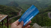 Tiket masuknya hanya Rp 10.000 per orang yang dibayarkan di loket, tidak jauh dari pintu masuk. Pengunjung direkomendasikan untuk berangkat sebelum subuh agar mendapatkan momen sunrise yang apik disana.