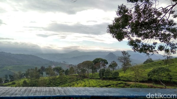 Dari lokasi parkir, pengunjung tinggal berjalan kaki kurang lebih 100 meter untuk sampai di pintu masuk Sunrise Point. Dari lokasi parkir, pengunjung tinggal berjalan kaki kurang lebih 100 meter untuk sampai di pintu masuk Sunrise Point.