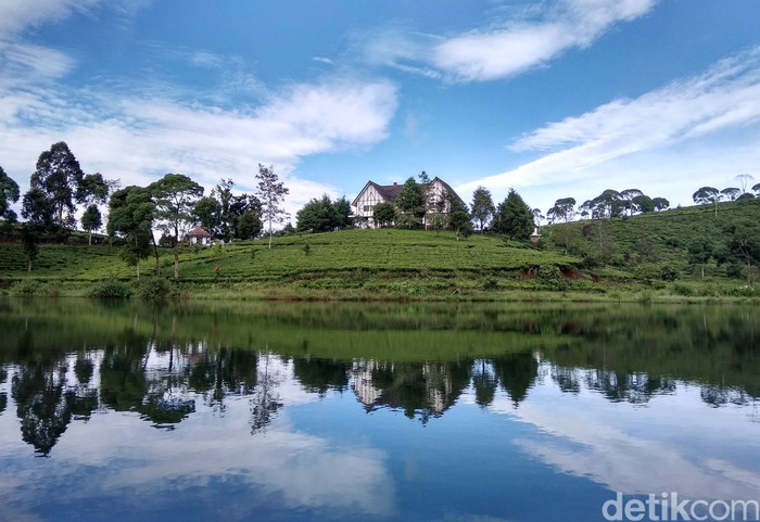 Sunrise Point Cukul adalah salah satu destinasi wisata terbaik yang ada di Kecamatan Pangalengan, Bandung, Jawa Barat. Traveler sudah pernah ke sana?