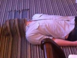 Potret Menggelikan Mereka yang Kebetulan Sama Dengan Sekitar