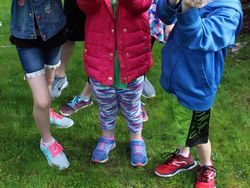 Potret Menggelikan Mereka yang Kebetulan Sama Dengan Sekitar