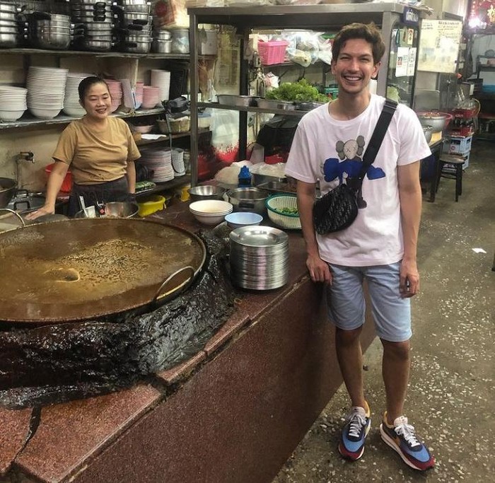 Galeri Dimas Beck Intip Keseruan Dimas Beck yang Hobi Kulineran