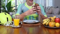 Mulai dari makan sayuran hingga buah-buahan Dimas Beck tak pernah lupa untuk memenuhi kebutuhan nutrisi tubuhnya. Foto: Instagram/dimasbeck