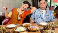 Bersama partnernya, Ncess Nabati, Dimas melalang buana untuk mencoba berbagai kuliner yang enak-enak. Foto: Instagram/dimasbeck
