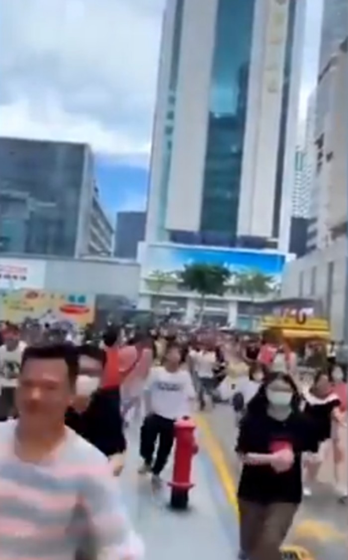 Gedung Pencakar Langit di Shenzhen tiba-tiba bergoyang tanpa alasan jelas. Ribuan orang dievakuasi.