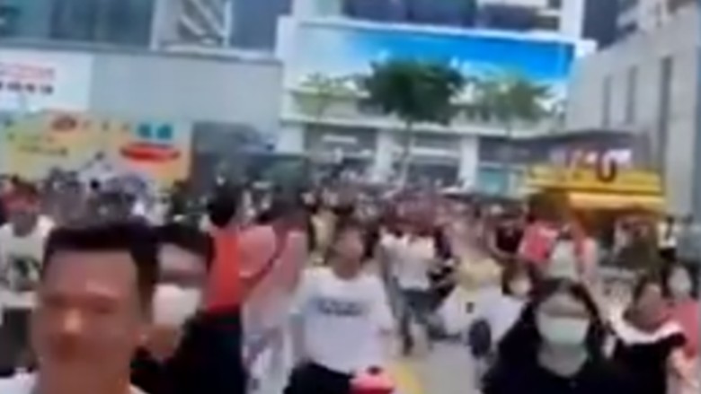 Gedung Pencakar Langit di Shenzhen Gedung Pencakar Langit di Shenzhen tiba-tiba bergoyang tanpa alasan jelas. Ribuan orang dievakuasi.