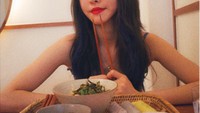 Yuju juga pernah membagikan posenya bersama satu paket makanan. Tampaknya Yuju akan menikmati hidangan mie. Foto: dok. GFRIEND SNS