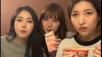 Sowon, Sib, dan Yerin pernah menyapa penggemar mereka lewat siaran langsung VLIVE. Di sana mereka sedang menikmati ramyeon, dosirak, dan minuman kemasan. Foto: dok. GFRIEND SNS