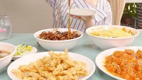 Momen mukbang Yerin juga pernah diabadikan. Ia terlihat antusias saat akan menikmati jjajangmyeon, jjampong, dan tangsuyuk. Foto: dok. GFRIEND SNS