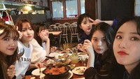 Kekompakkan grup GFRIEND juga selalu dipandang baik oleh para penggemar. Seperti momen mereka saat sedang makan bareng di restoran. Foto: dok. GFRIEND SNS
