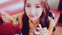 Beberapa tahun yang lalu, Sowon juga sempat dikirimkan makanan oleh para penggemar. Ia pun menikmatinya di ruang tunggu program musik. Foto: dok. GFRIEND SNS