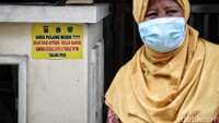 Stiker yang sudah terpasang di depan rumah warga yang melakukan mudik itu berwarna kuning menyala dengan tulisan berwarna merah.