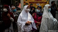 Pemasangan stiker itu sebagai bentuk tanggung jawab warga yang berhak tahu bahwa orang di rumah tersebut baru tiba dari luar kota.