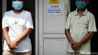 Dan jika hasil swab antigennya negatif akan di pasang stiker juga dengan tulisan hasil test antigen yang negatif.