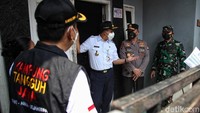 Pemprov DKI Jakarta menempelkan stiker di rumah warga yang pulang dari mudik saat Lebaran. Acara penempelan stiker itu juga dihadiri Gubernur DKI Jakarta Anies Baswedan, Kapolda Metro Jaya Irjen Pol Mohammad Fadil Imran dan Pangdam Jaya Mayjen TNI Dudung Abdurachman.