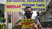 Ada pula tulisan lanjutan dengan warna merah menyala wajib swab antigen/isolasi mandiri hubungi satgas COVID-19 tingkat RT/RW Tanjung Priok.